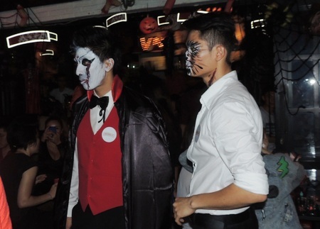 Nhân viên phục vụ cũng được hóa trang thành người cõi âm. 