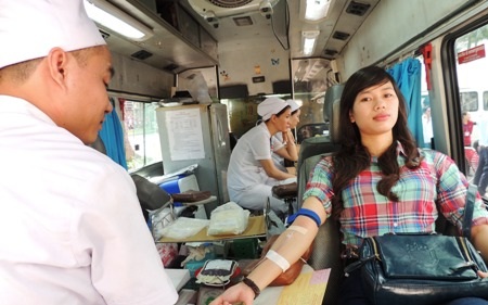 Rất nhiều người đi đường bất ngờ tham gia hiến máu cùng các bạn trẻ. 