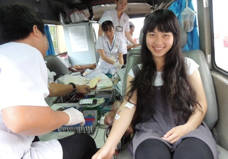 Bạn Trần Thùy Linh, sinh viên Trường ĐH KHXH&NV TPHCM lần thứ 5 hiến máu tình nguyện.