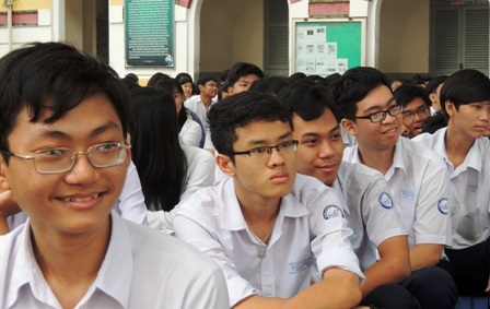 Đối với học trò tuổi mới lớn, gia đình và nhà trường đều cần có cách tiếp cận phù hợp. 