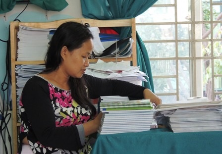 Ngoài việc dạy học, giáo viên phổ thông phải lo rất nhiều giấy tờ, thủ tục hành chính. 