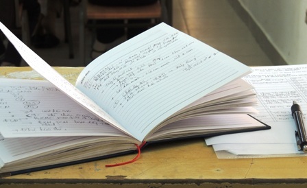 Ngoài việc dạy học, giáo viên phổ thông phải lo rất nhiều giấy tờ, thủ tục hành chính. 