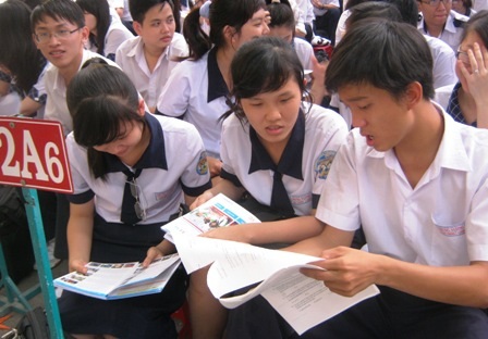 Học sinh chọn nghề theo cảm tính - 1 Học sinh Trường THPT Trưng Vương, Q.1, TPHCM trong chương trình tư vấn hướng nghiệp.