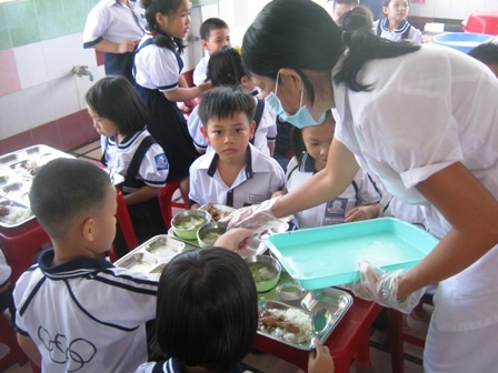 Học sinh tiểu học tại Q. Gò Vấp, TPHCM trong giờ ăn trưa tại trường học.