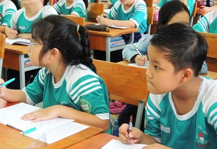 Học trò như những siêu nhân... gà công nghiệp