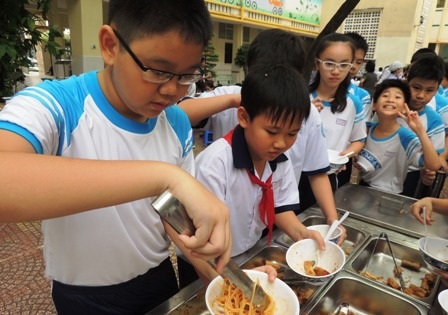 Việc tự phục vụ ăn uống là chuyện không dễ đối với nhiều học trò ở thành phố.