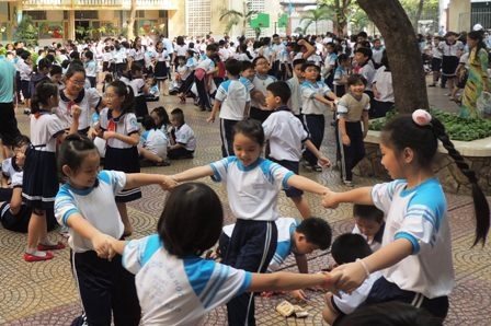 Giờ giải lao, học sinh Trường tiểu học Trần Hưng Đạo, Q.1, TPHCM vui chơi trên nền nhạc dân tộc.