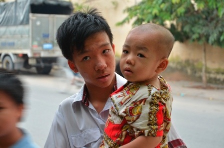 Khi bị bạo hành, bé sẽ có những biểu hiện không quá khó để nhận biết.