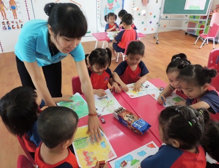 Dân số cơ học tăng nhanh, TPHCM đang thiếu trầm trọng trường học cho con em công nhân. 