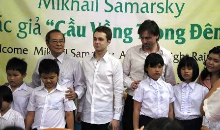 Thần đồng Văn học Nga giao lưu cùng học sinh TPHCM - 1 Mikhail Samarsky cùng các em học sinh khiếm thị Trường Phổ thông đặc biệt Nguyễn Đình Chiểu, TPHCM.