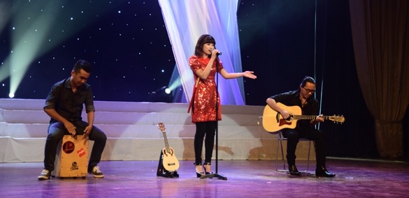 Nguyễn Hoàng Yến thể hiện khả năng hát tiếng Anh cực chuẩn