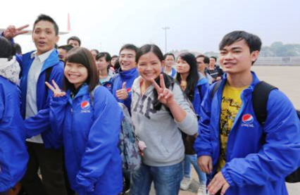 Các
bạn trẻ hào hứng trước khi tham gia chuyến bay “Tết Trọn Từng Giây”