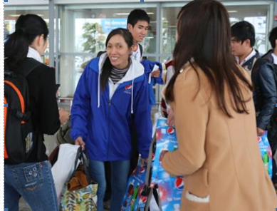 Cô
Thu mừng vui khi được trở về quê hương, trong vòng tay của gia đình, làng xóm.