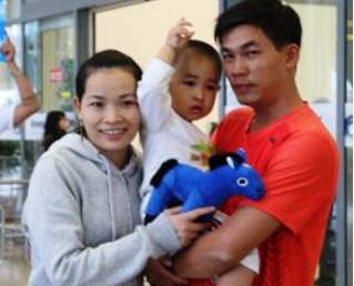 Tết
năm nay, bé Lương Việt sẽ lần đầu tiên được về thăm ông bà