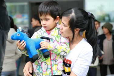 Chị Trung Thực ngập tràn trong niềm vui sướng khi được bế trên tay đứa con đã mấy năm trời xa cách