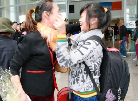 Chị Trung Thực ngập tràn trong niềm vui sướng khi được bế trên tay đứa con đã mấy năm trời xa cách