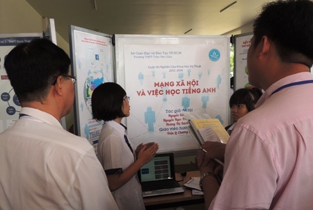 Học trò nghiên cứu khoa học từ đời sống - 1 Học sinh Trường THPT Trần Văn Giàu giới thiệu đề tài Mạng xã hội và việc học tiếng Anh.