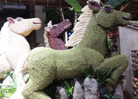 Người dân đổ về đường hoa Nguyễn Huệ sáng mùng 1 Tết - 26 Dệt thổ cẩm giữa thành phố.