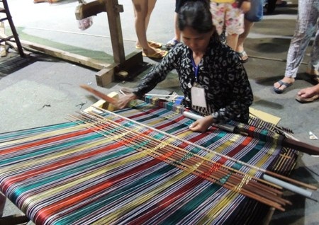 Người dân đổ về đường hoa Nguyễn Huệ sáng mùng 1 Tết - 22 Dệt thổ cẩm giữa thành phố.
