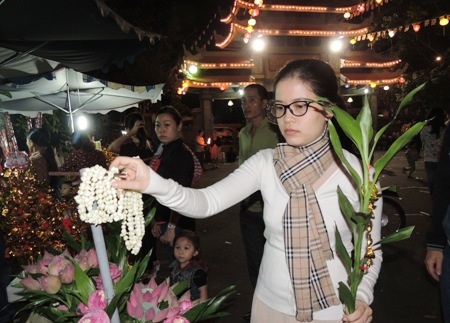 Bạn trẻ “trốn” lên chùa vào thời khắc giao thừa - 1 Tránh những nơi ồn áo, náo nhiệt, nhiều bạn trẻ lên chùa đón giao thừa.
