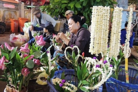 Bạn trẻ “trốn” lên chùa vào thời khắc giao thừa - 9 Những cành lộc xuân đầu năm được nhiều bạn trẻ chọn mua.