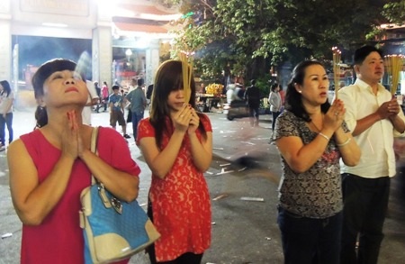 Bạn trẻ “trốn” lên chùa vào thời khắc giao thừa - 4 Không chỉ những người lớn tuổi, rất nhiều bạn trẻ đổ về các ngôi chùa đón giao thừa.