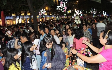 Nhích từng bước chân thăm thú đường hoa Nguyễn Huệ - 14 Con đường sách cạnh đường hoa cũng kín người.