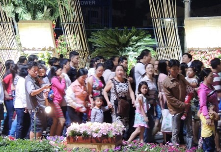 Nhích từng bước chân thăm thú đường hoa Nguyễn Huệ - 6 Kẹt đường đi bộ, nhiều bạn trẻ tranh thủ chụp hình giết thời gian.