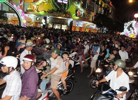 Nhích từng bước chân thăm thú đường hoa Nguyễn Huệ - 13 Con đường sách cạnh đường hoa cũng kín người.