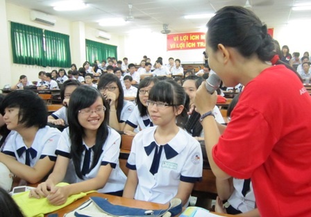 Thiếu kiến thức về sức khỏe giới tính, giới trẻ chới với - 1 Học sinh tham dự một chương trình tư vấn tâm lý.