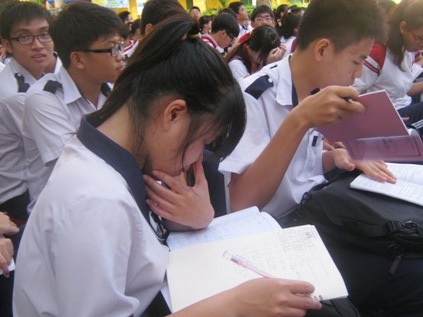 Bộ trưởng GD-ĐT: Nặng lý thuyết, giáo dục có cả... cấp 5 - 2 Cách dạy học và thi cử nặng về điểm số lâu nay gây áp lực lớn cho người học.