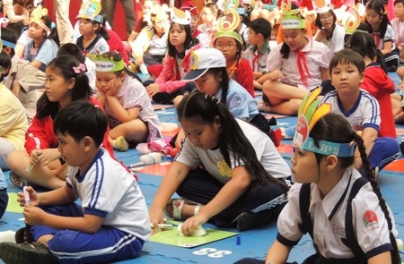 Học trò tiểu học viết thư pháp - 10 và rung chuông vàng liên quan đến chủ đề về tiếng Việt