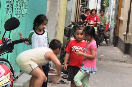 Đẩy con cho... game, khóa con trong nhà dịp Tết - 2 Bố mẹ không khỏi thót tim khi con... lông rông ngoài đường trong những ngày giáp Tết.