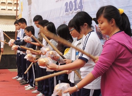 Học trò đập heo đất ủng hộ 30 triệu xây trường ở Trường Sa - 1 Học trò đập heo đất ủng hộ 30 triệu xây trường ở Trường Sa