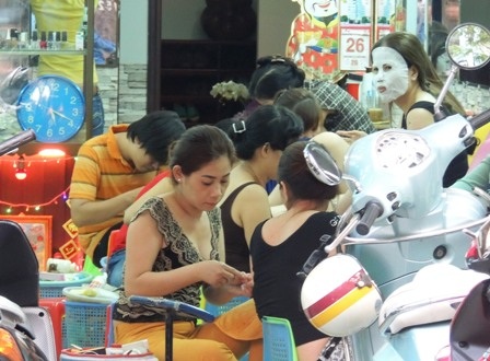 Dịch vụ làm đẹp móng tay móng chân làm không xuể những ngày sát Tết. 