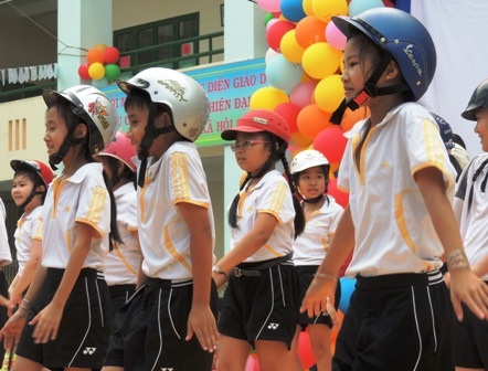 Bị cảnh sát thổi phạt, phụ huynh học sinh lại… “làm trò”