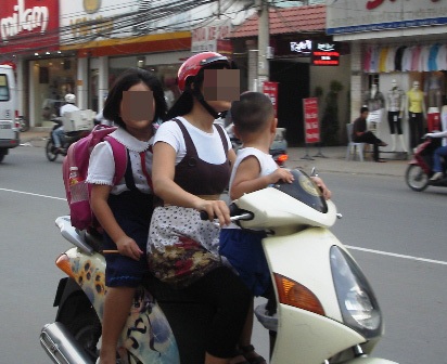 Bị cảnh sát thổi phạt, phụ huynh học sinh lại… “làm trò”