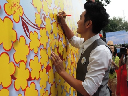 Cây mùa xuân với hàng ngàn chữ ký của các nghệ sĩ, người dân TPHCM. 