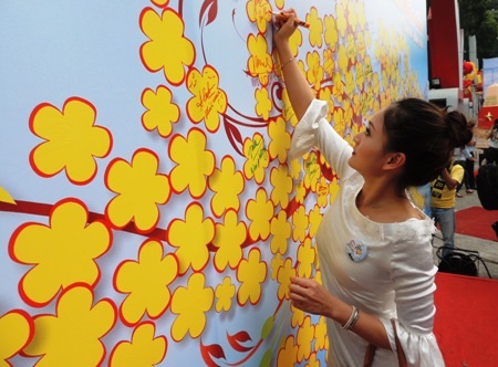 Cây mùa xuân với hàng ngàn chữ ký của các nghệ sĩ, người dân TPHCM. 