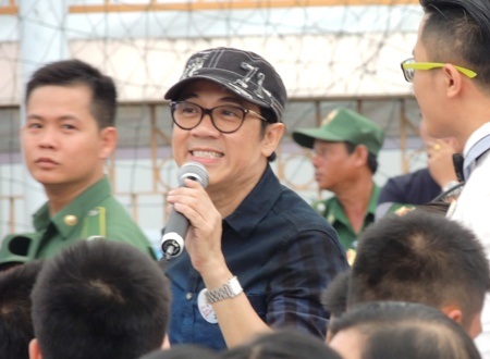 Nghệ sĩ Thành Lộc chia sẻ tình cảm của mình đến các chiến sĩ đảo xa. 