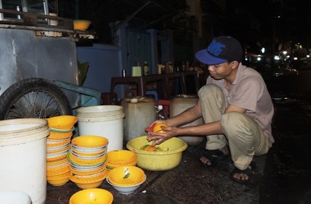 Khi đêm cũng tất bật như ngày - 9 Lá dong bán chậm, sang ngày 28 Tết vẫn còn chất thành đống.