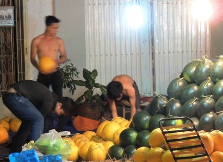 Khi đêm cũng tất bật như ngày - 2 Đối diện với chỗ anh Minh, một nhóm thanh niên đang kiểm lại hàng dưa.