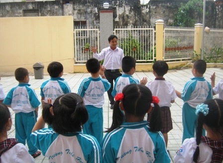 "Chênh vênh" thưởng Tết giáo viên - 1 Thu nhập tăng thêm được xem là khoản tiền Tết của giáo viên tại TPHCM.