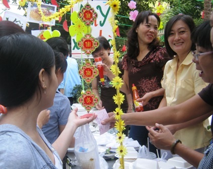 "Chênh vênh" thưởng Tết giáo viên - 2 Thu nhập tăng thêm được xem là khoản tiền Tết của giáo viên tại TPHCM.