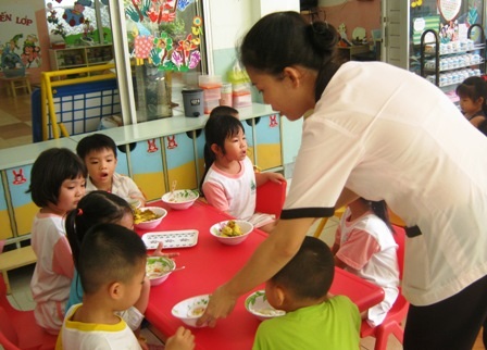 Nhiều chỗ trông trẻ ngày Tết, phụ huynh vẫn "kẹt" - 1 Phụ huynh có con học trường mầm non công lập tại TPHCM phài xoay tìm chỗ gửi trẻ trước Tết.
