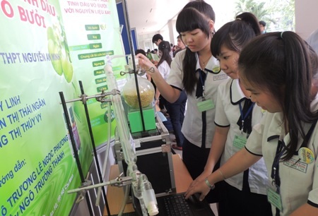 Học trò nghiên cứu khoa học từ đời sống - 4 Sản phẩm sáng chế ly trích tinh dầu từ vỏ bưởi của học trò Trường THPT Nguyễn An Ninh