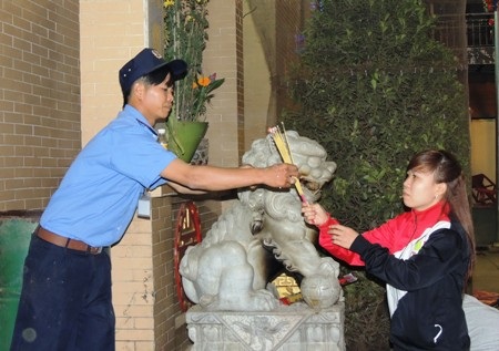 Tay vái cầu may, chân... đạp rác! - 9 Nhang được đốt vô tội vạ, rác ni lông xả khắp chùa.