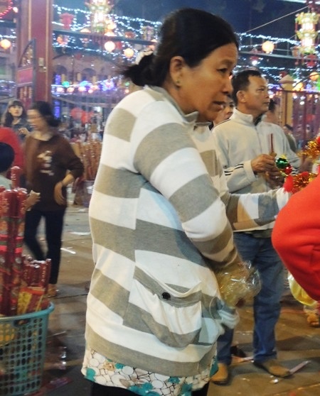 Tay vái cầu may, chân... đạp rác! - 8 Nhang được đốt vô tội vạ, rác ni lông xả khắp chùa.