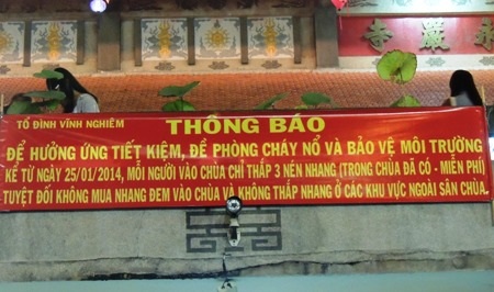 Tay vái cầu may, chân... đạp rác! - 10 Nhiều ngôi chùa kêu gọi người đi lễ hạn chế thắp nhang.