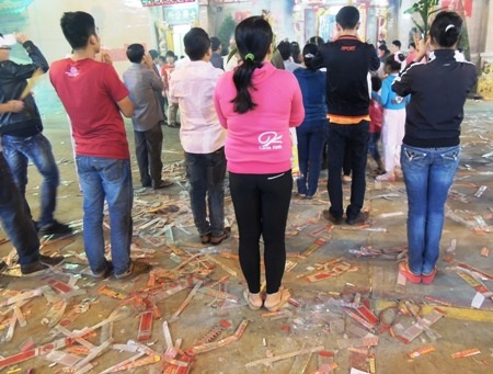 Tay vái cầu may, chân... đạp rác! - 2 Người người cầu may trên... rác ni lông, cảnh dễ thấy ở các ngôi chùa.